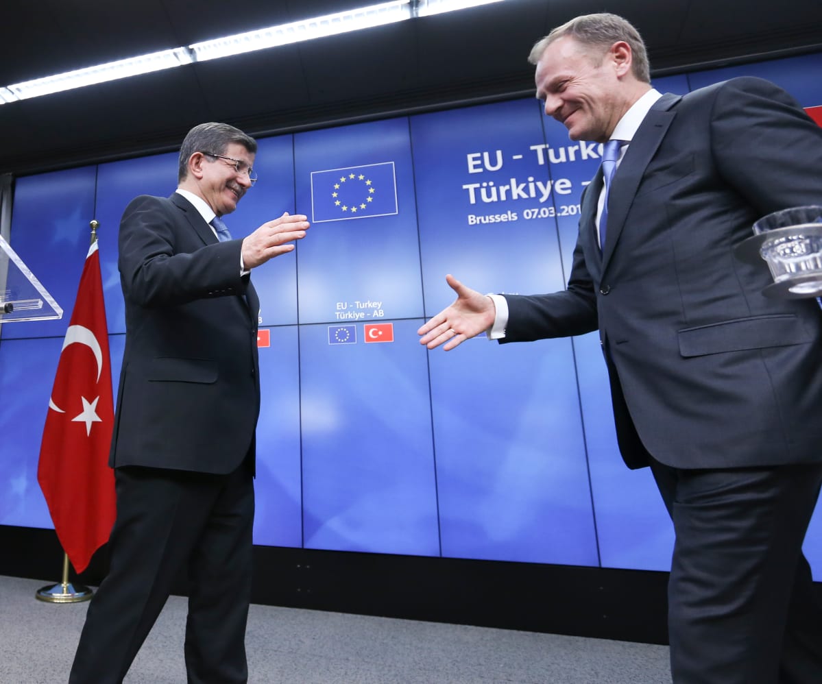 Turkin pääministeri kättelee Eurooppa-neuvoston puheenjohtajaa