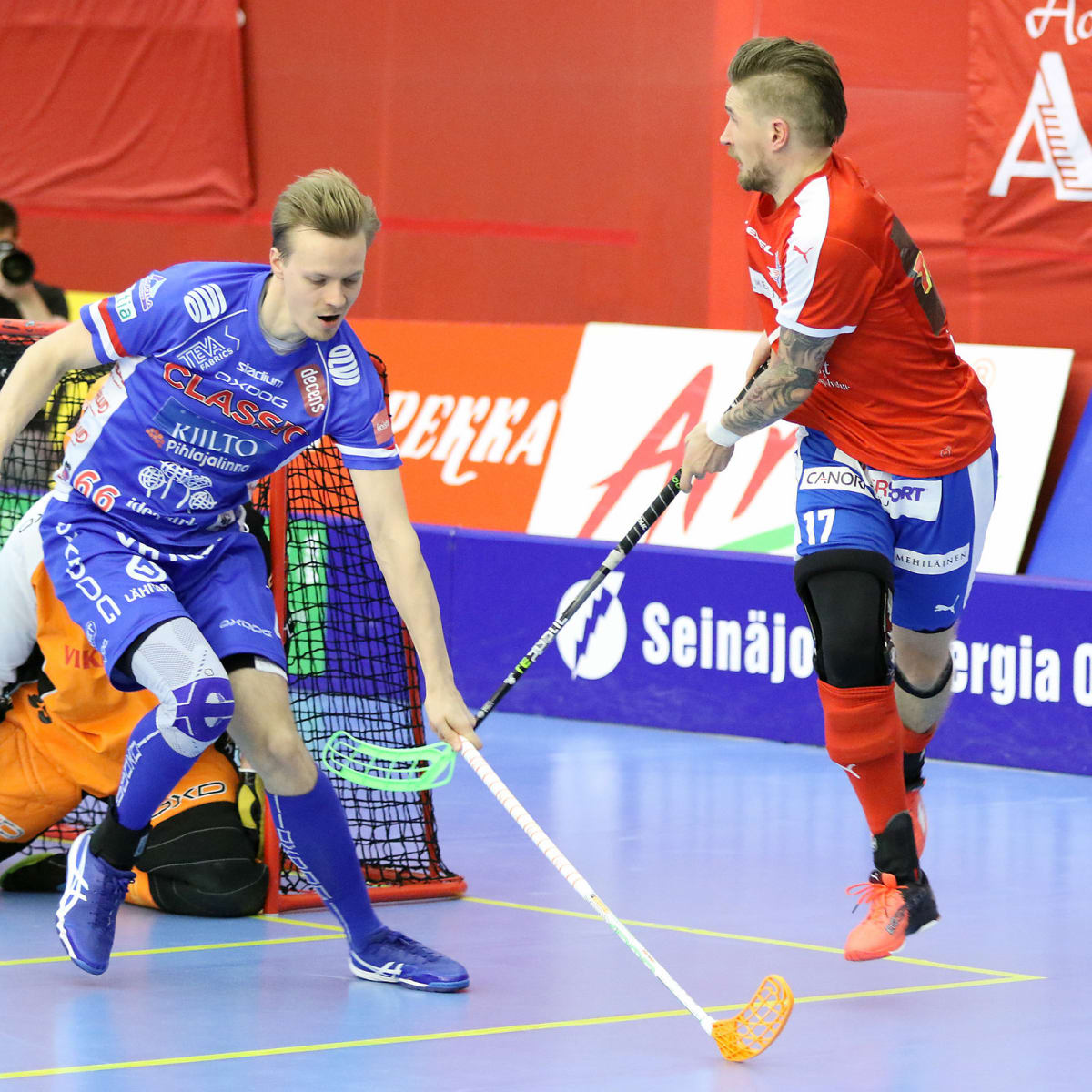 Mikko Kohonen pelaa maalin edustalla