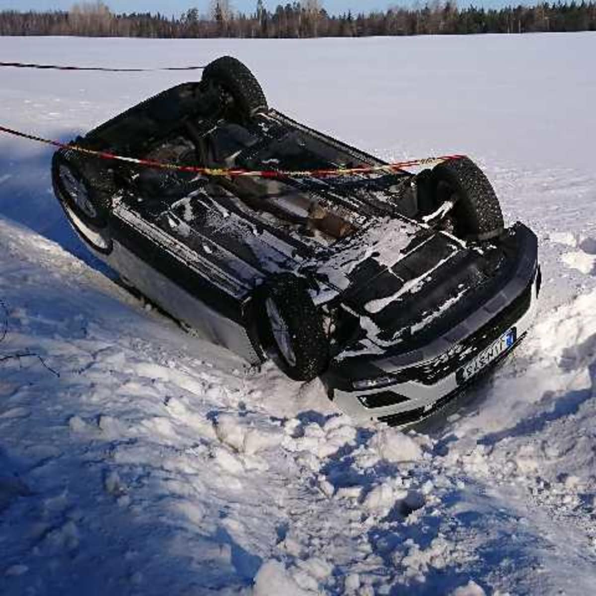 Olga Markinan ohjaama auto useiden pyörähdysten jälkeen.