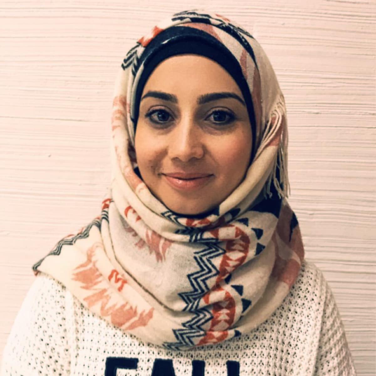 Nemat Khalil opiskelee koulunkäynnin ohjaajaksi ja opettaa arabiaa Seinäjoella. Hänellä on opettajan korkeakoulututkinto myös Syyriasta.