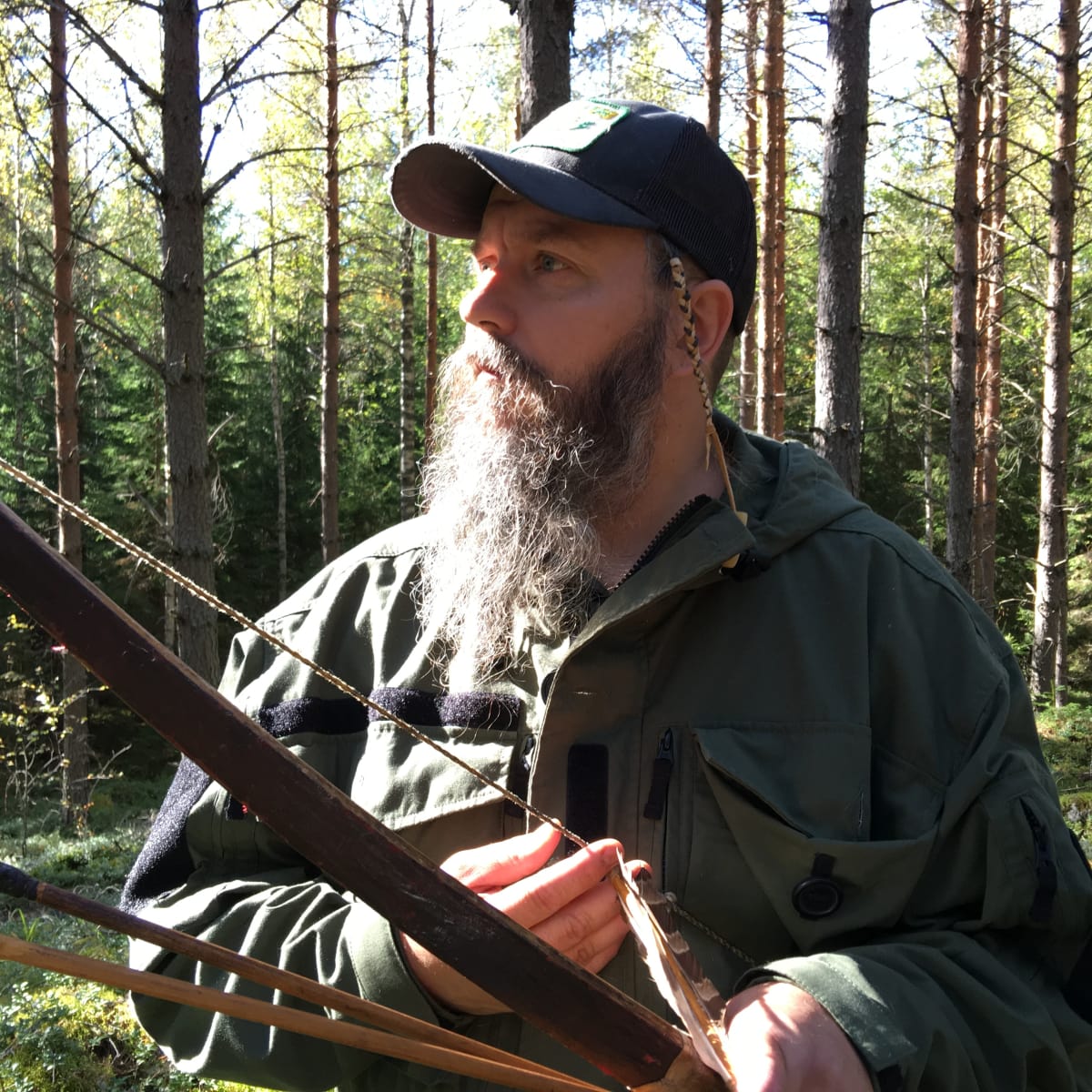 Miika vanhapiha metsästää jousella ja nuolilla.