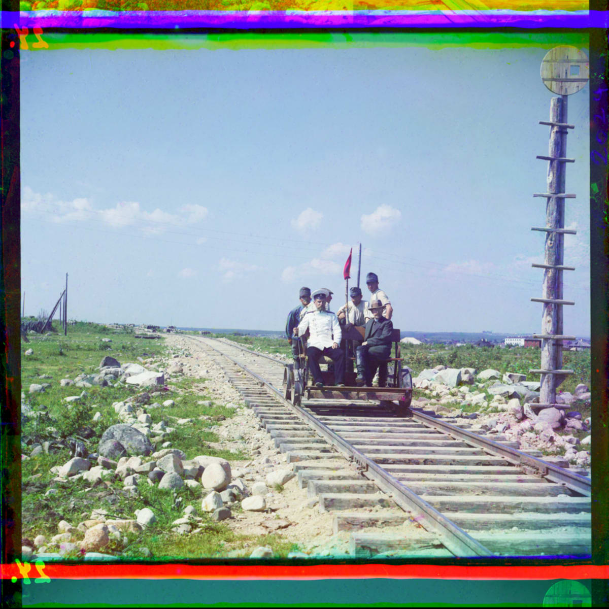 Sergei Prokudin-Gorski ja Muurmannin radanrakennuksen työpäällikkö resiina-ajelulla Petroskoissa vuonna 1915.