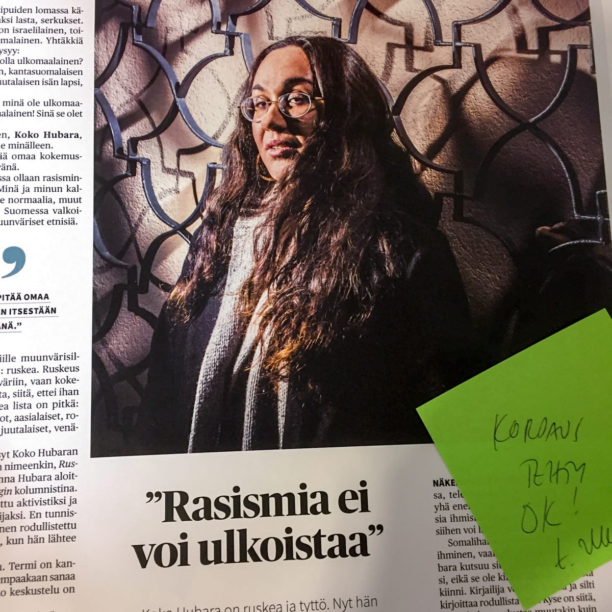 Kirkko ja kaupunki -lehden tammikuun 2017 toisesta numerosta kuva. Ruskeat tytöt- blogia pitävä Koko Hubara on lehden kolumnisti.