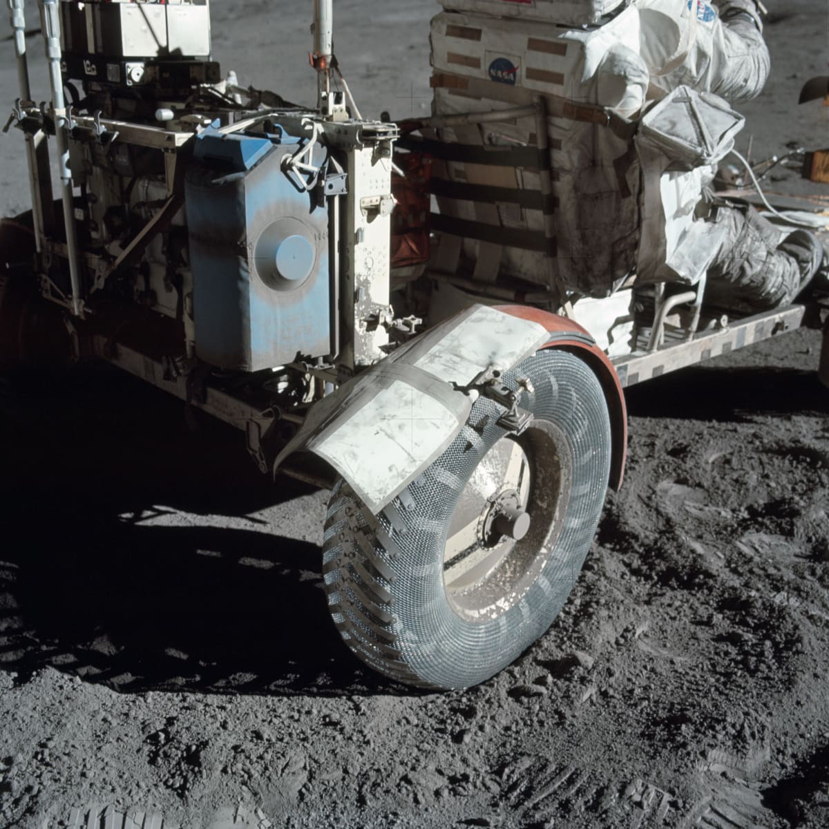 Lunar lokari