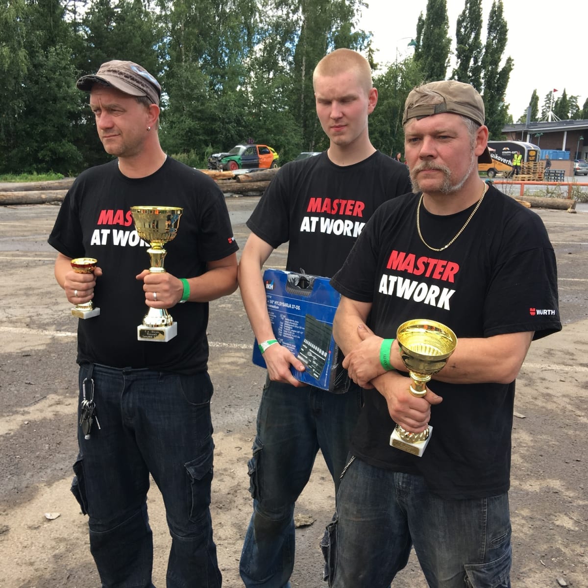Sawhill Racing -tallin kuskit: Tuho-Urmas (vas.), Musta Mannerheim ja Aku Buck