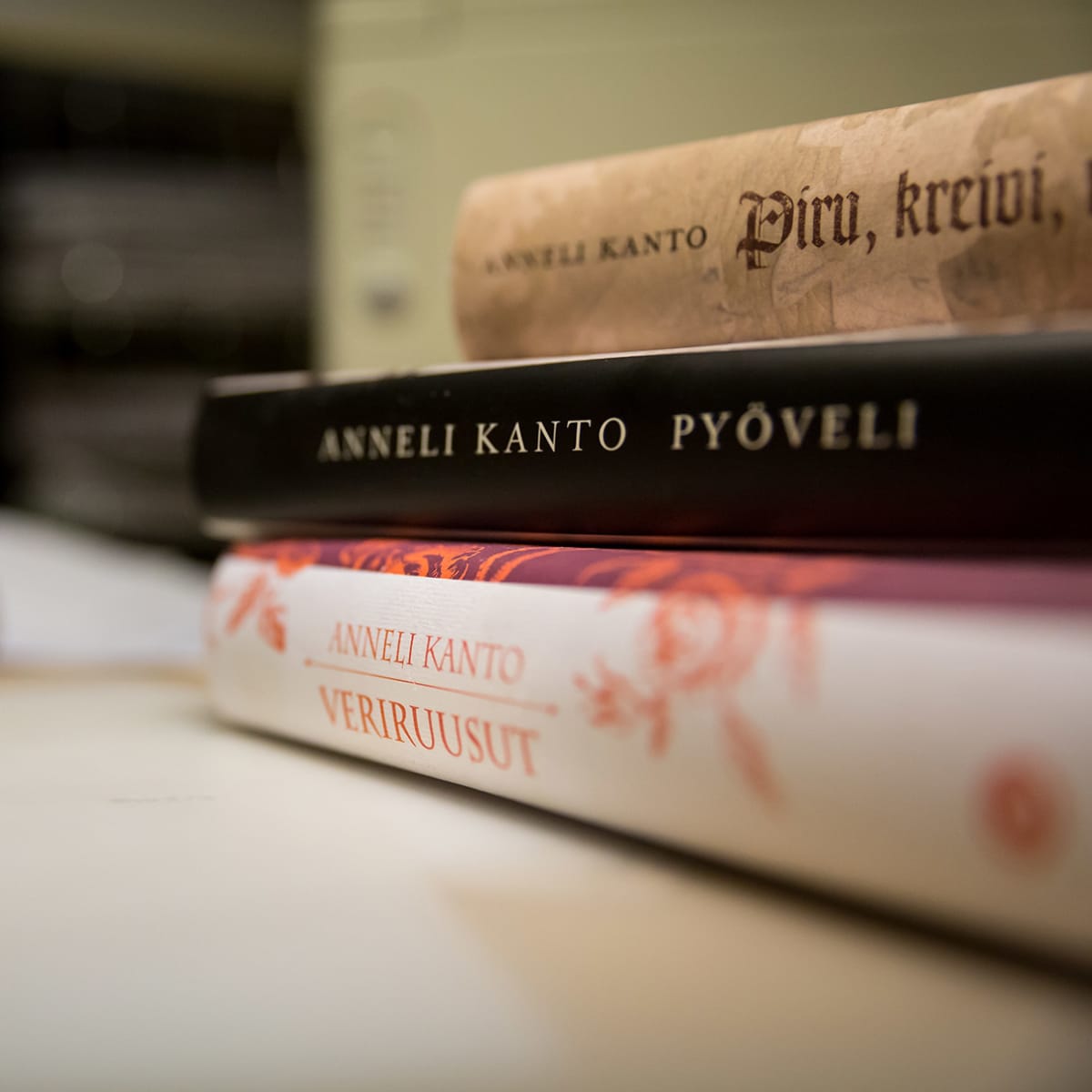 Anneli Kanto, kirjailijat, Suomen sisällissota , Punakaarti, Veriruusut