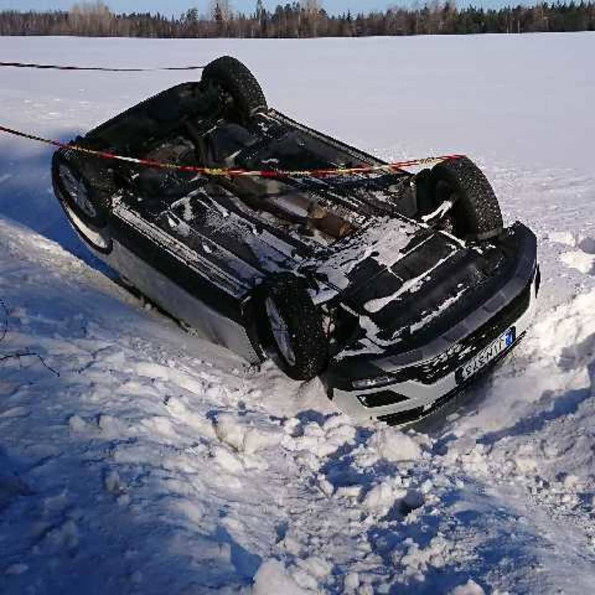 Olga Markinan ohjaama auto useiden pyörähdysten jälkeen.