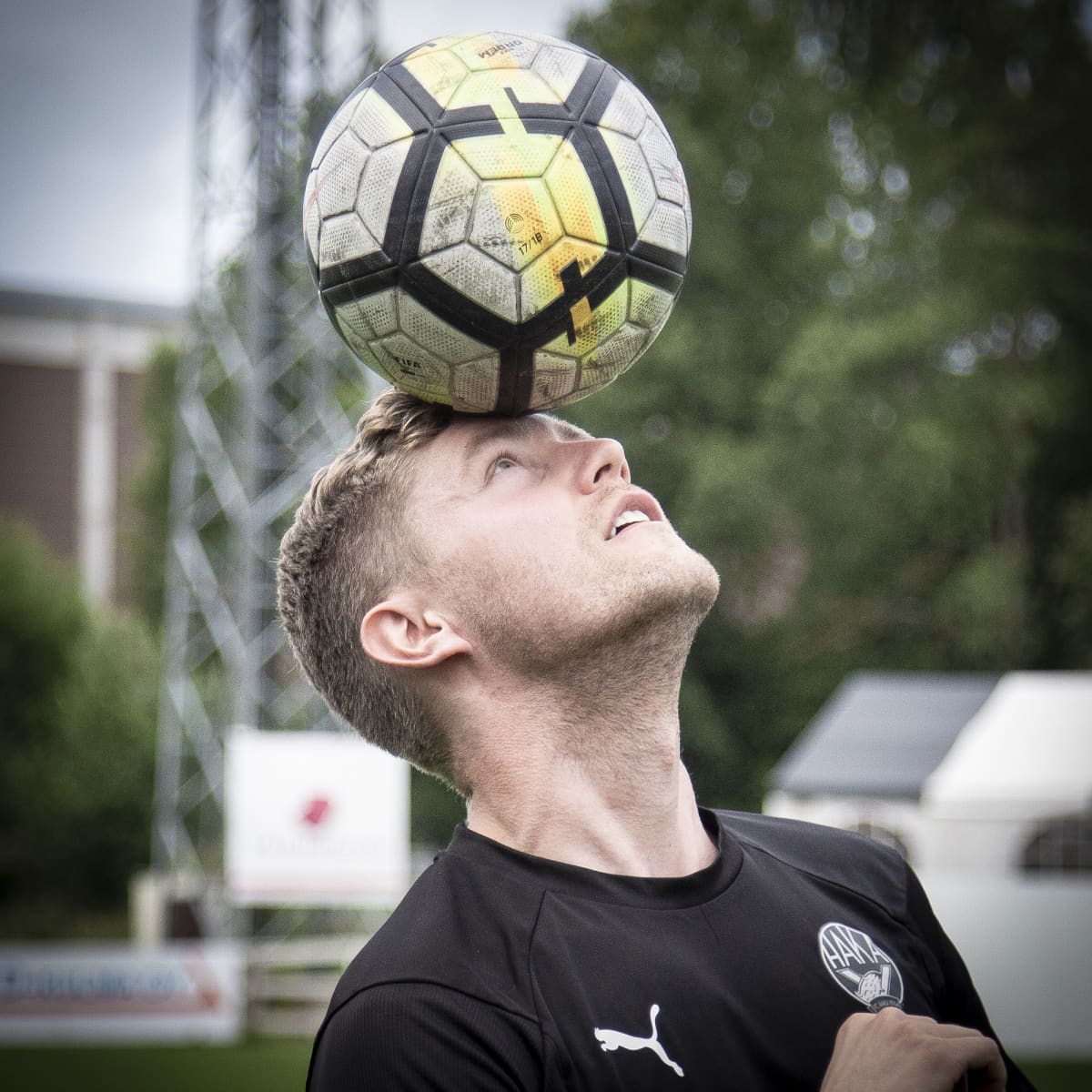 Jaakko Rantanen pitää palloa päänsä päällä.