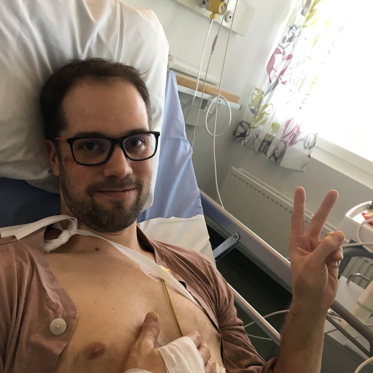 Tatu Vanninen lepää sairaalasängyllä.