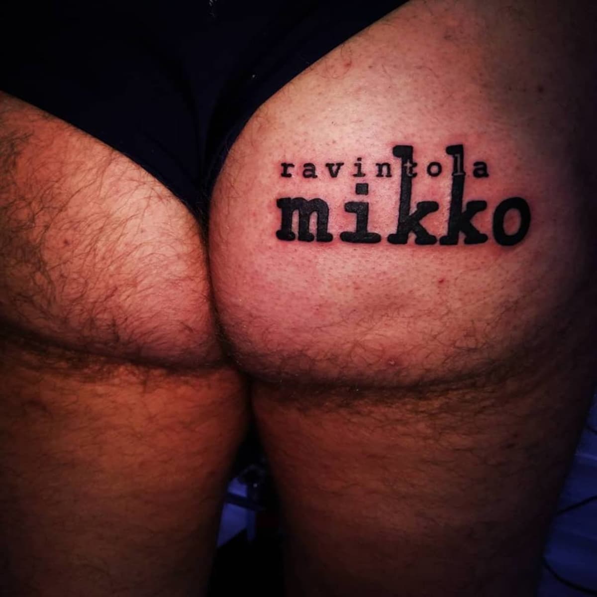 Ravintola Mikon kanta-asiakas Juha Pakarinen tatuoi firman logon pakaraansa.