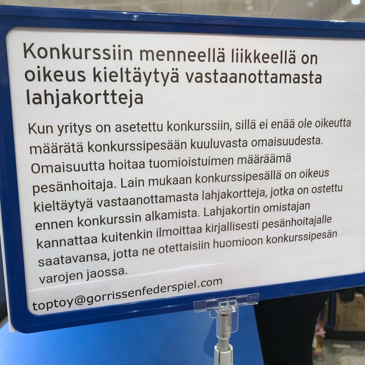 Kyltillä kerrotaan lahjakorttien kohtalosta ketjun Raision myymälässä.