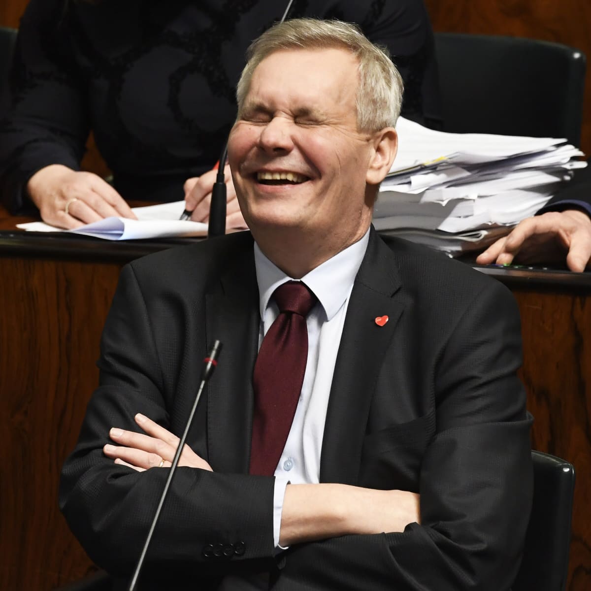 SDP:n puheenjohtaja Antti Rinne iloinen eduskunnan täysistunnossa Helsingissä 8. maaliskuuta.