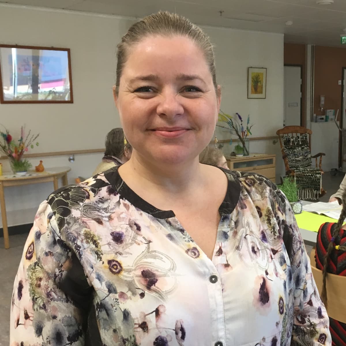 Kangasalan vt.vanhustyön johtaja Elina Rissa seisoo vanhusten hoitokodissa.