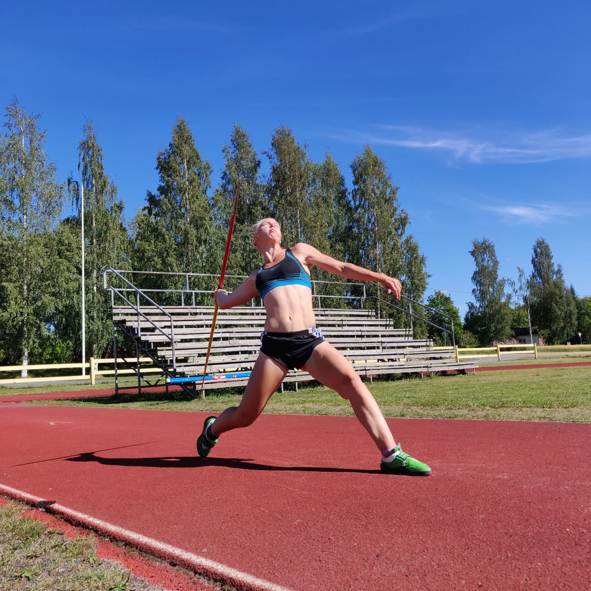 Meiju Eskeleinen viskaa keihästä.
