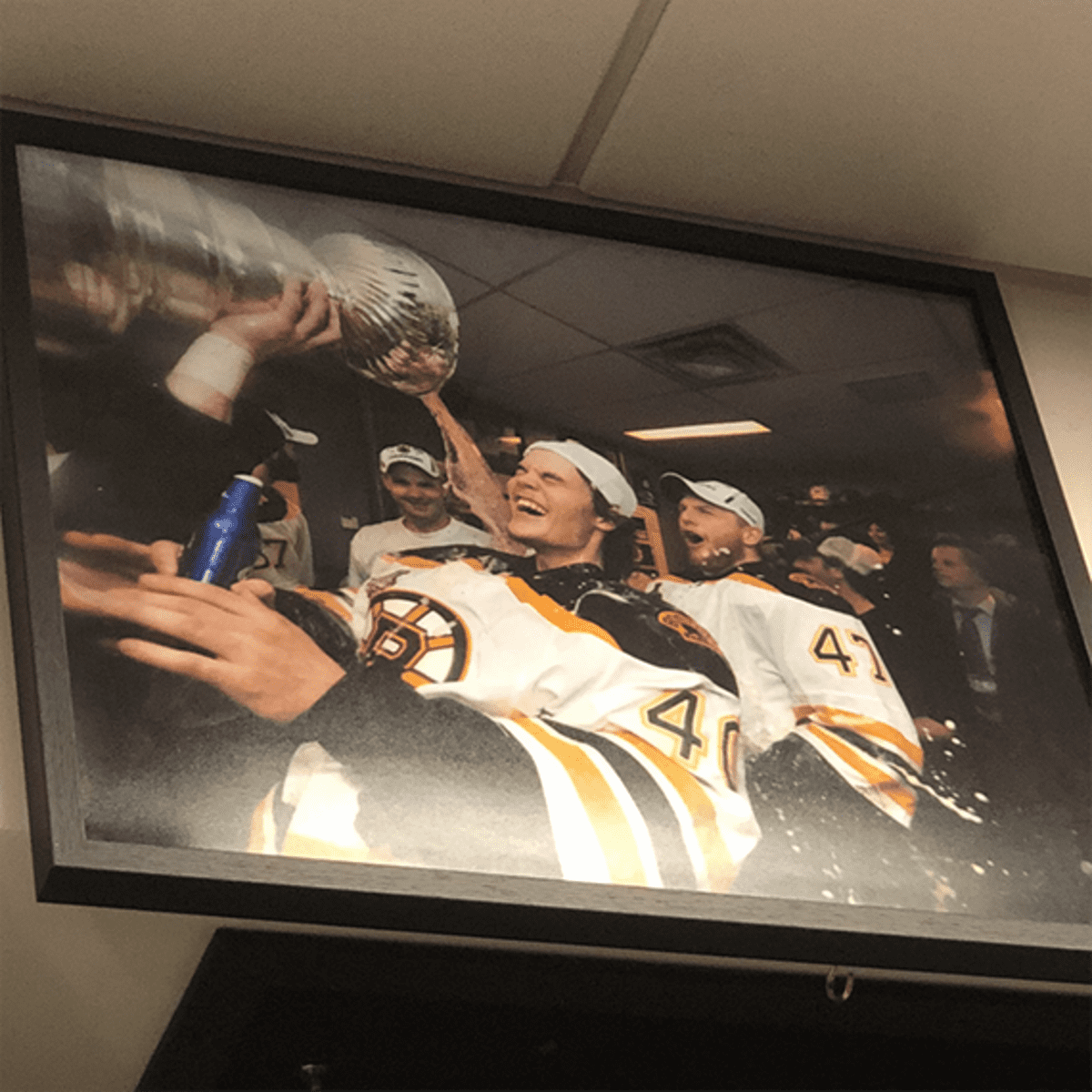 Tuukka Rask valokuvassa, jossa hän juo samppanjaa vuoden 2011 mestaruuden jälkeen.