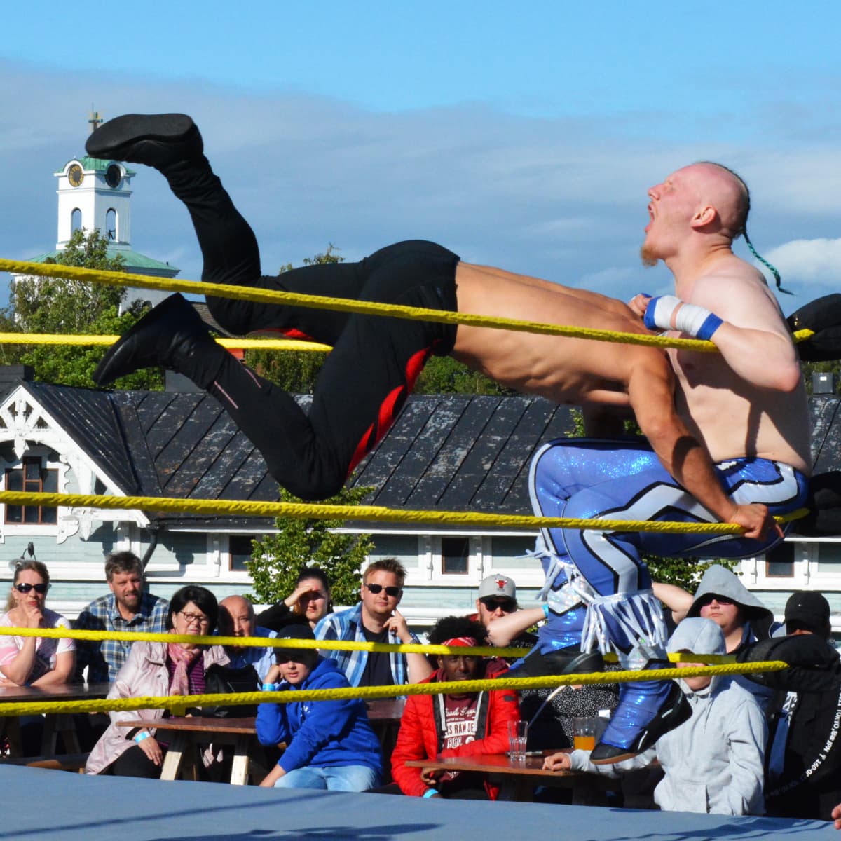 Lähes parisataa ammattipainin ystävää kokoontui lauantai-iltana raumalaisen kauppakeskuksen kattoterassille Wrestle Aid -tapahtumaan.
