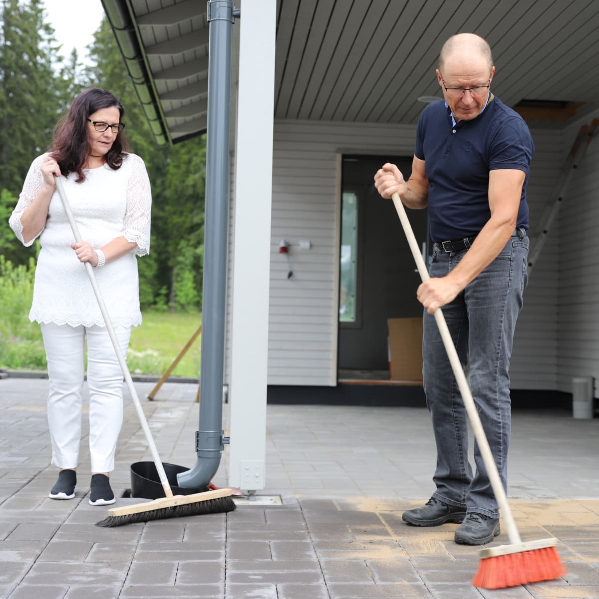 Paavo Hakkarainen ja Anne Hasu viimeistelemässä pihaansa