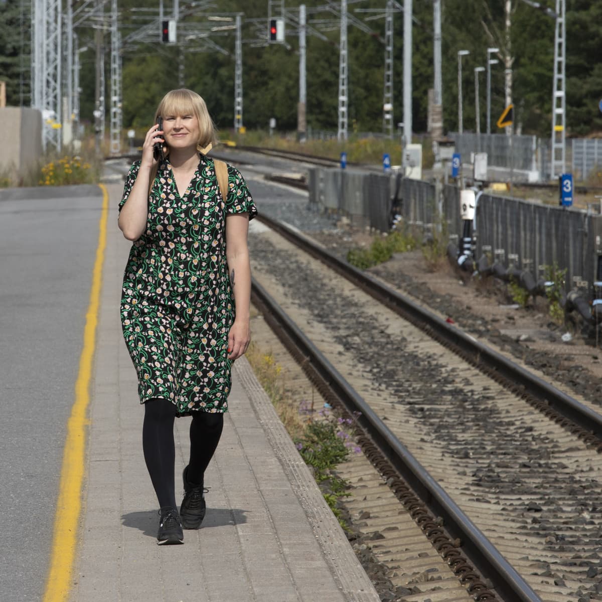 Minna Koivunen kulkee työmatkansa junalla.