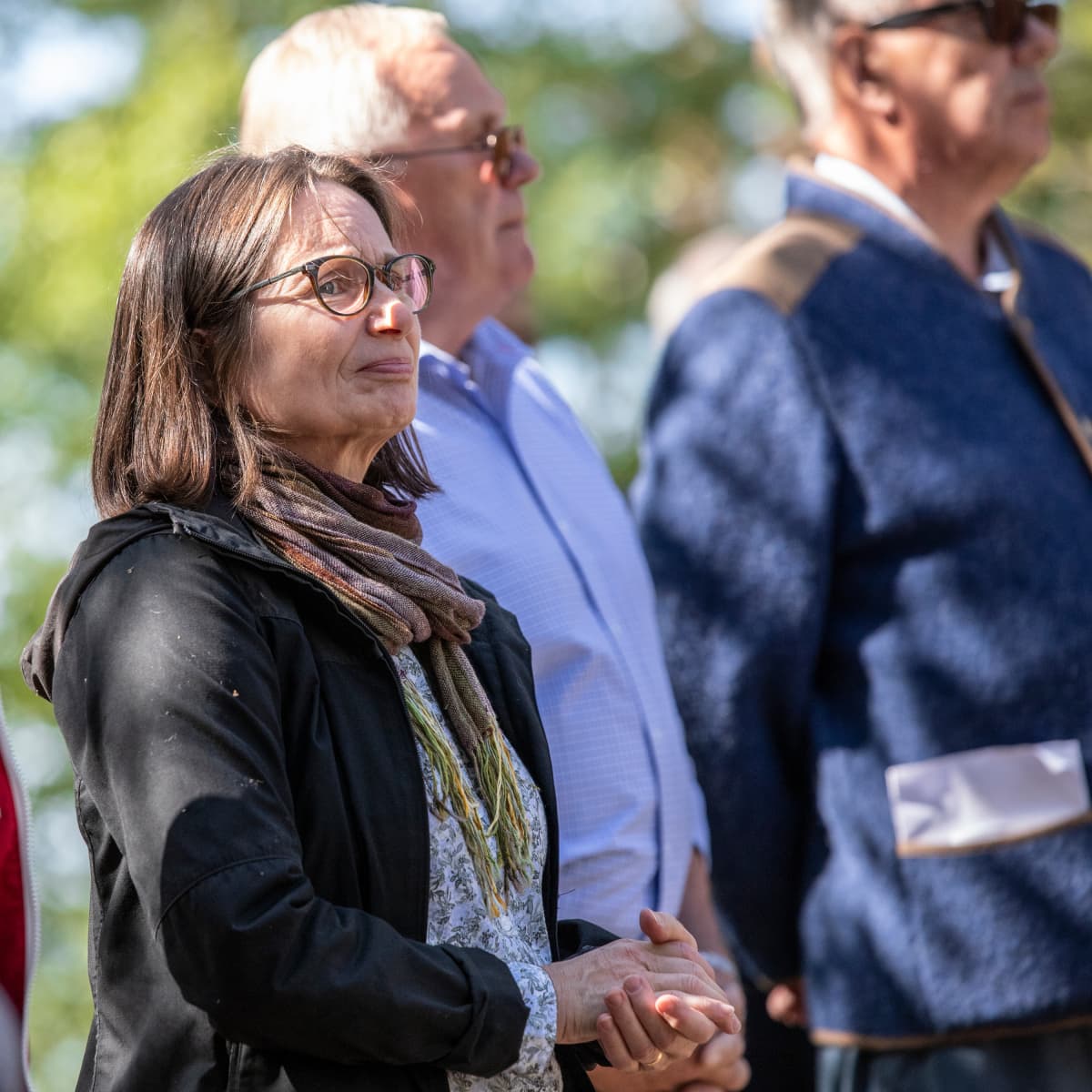 Etelä-Karjalan virkistysaluesäätiön toiminnanjohtaja Hanna Ollikainen seuraamassa rukoushuoneen siunausta.