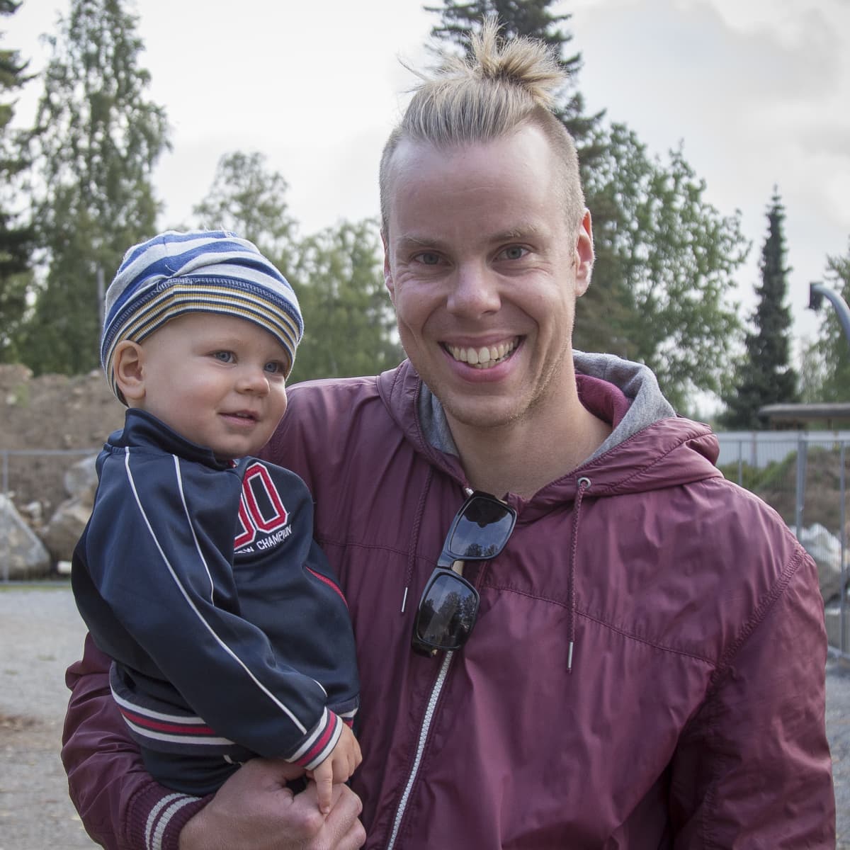 Jussi Jokinen lapsensa kanssa Kangasalalaisen Vatialan koulun pihalla.