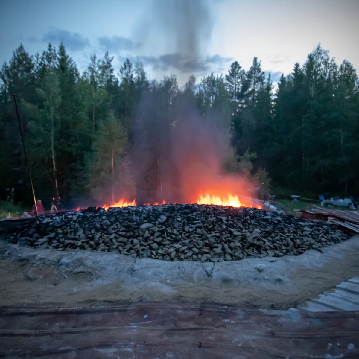 Tähän kalkkiuuniin mahtuu noin 60 000 kiloa kalkkikiveä.