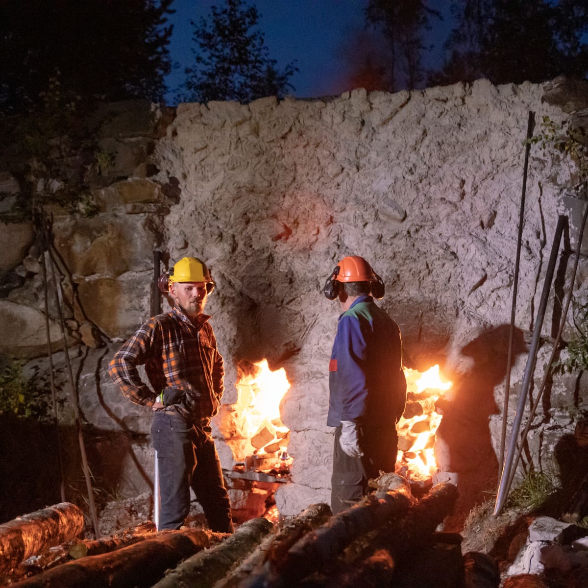 Paulus Mustajärvi (vas.) ja Jouko Mäkelä halusivat lähteä mukaan urakkaan, koska perinteinen kalkinpoltto on harvinainen tapahtuma tänä päivänä.