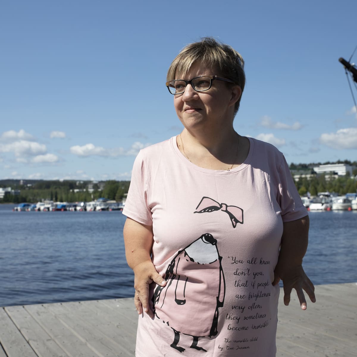 Tuula Nyberg seisoo Jyväskylässä torilla.