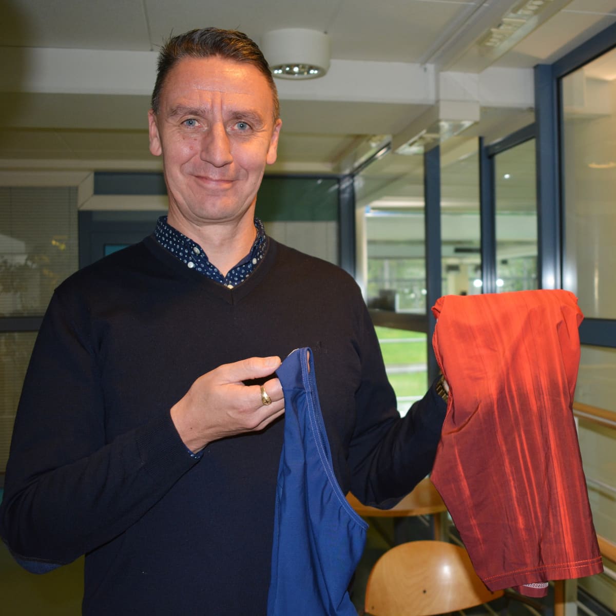 Jukka Rantala esittelee miesten uimahousuja.