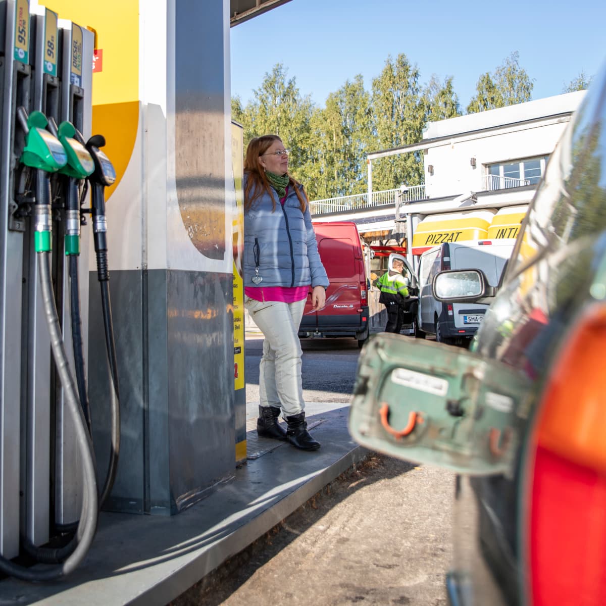 Leena Kiviholma-Leskelä tankkaamassa Taipalsaaren ST1-asemalla.