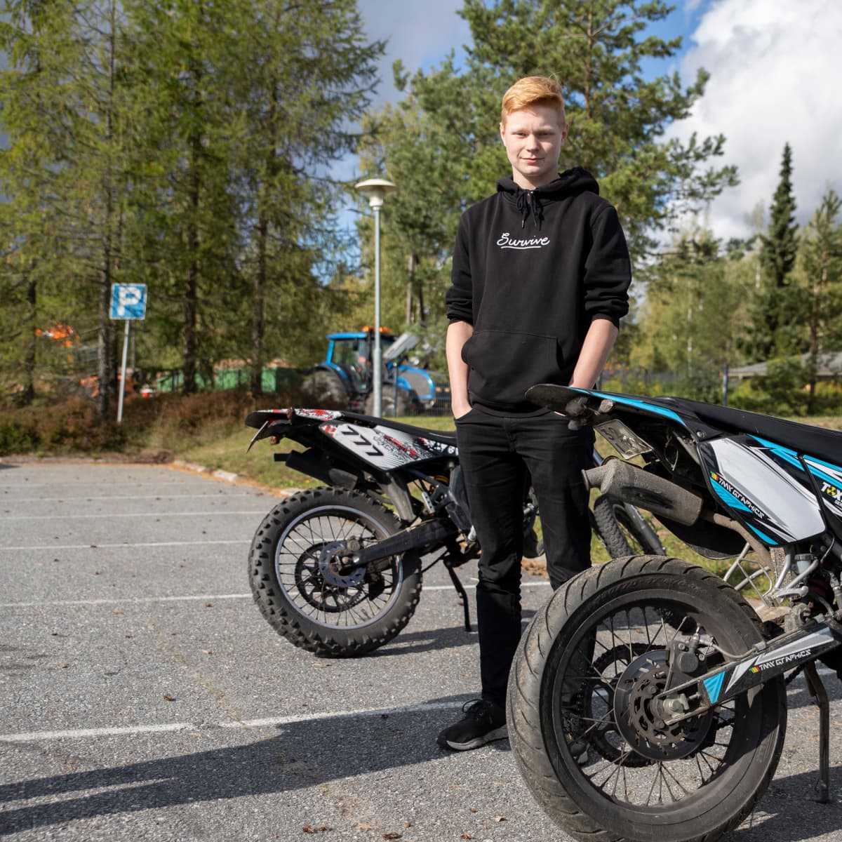 Taipalsaarelainen Teemu Luusua moponsa kanssa.