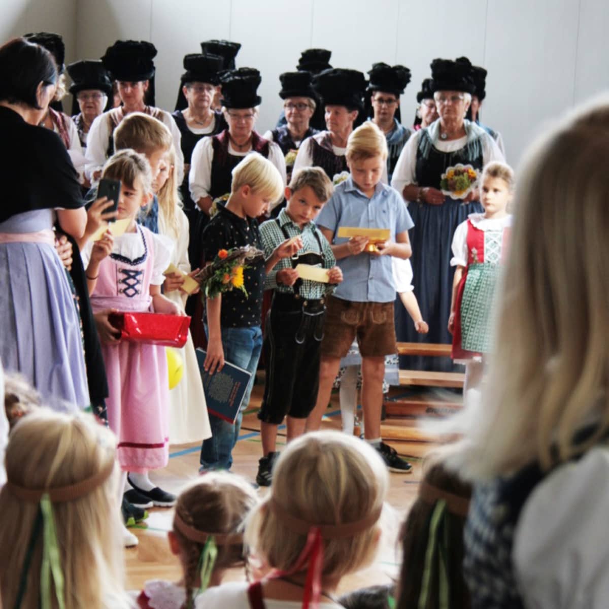 Maaseudulla kansallispuku on yhä osa tavallista juhlaperinnettä. Wienissä se yhdistetään helposti äärioikeistolaiseen ideologiaan. Glaneggissä paikalliset ovat pukeutuneet parhaimpiinsa sadonkorjuujuhlaa varten.