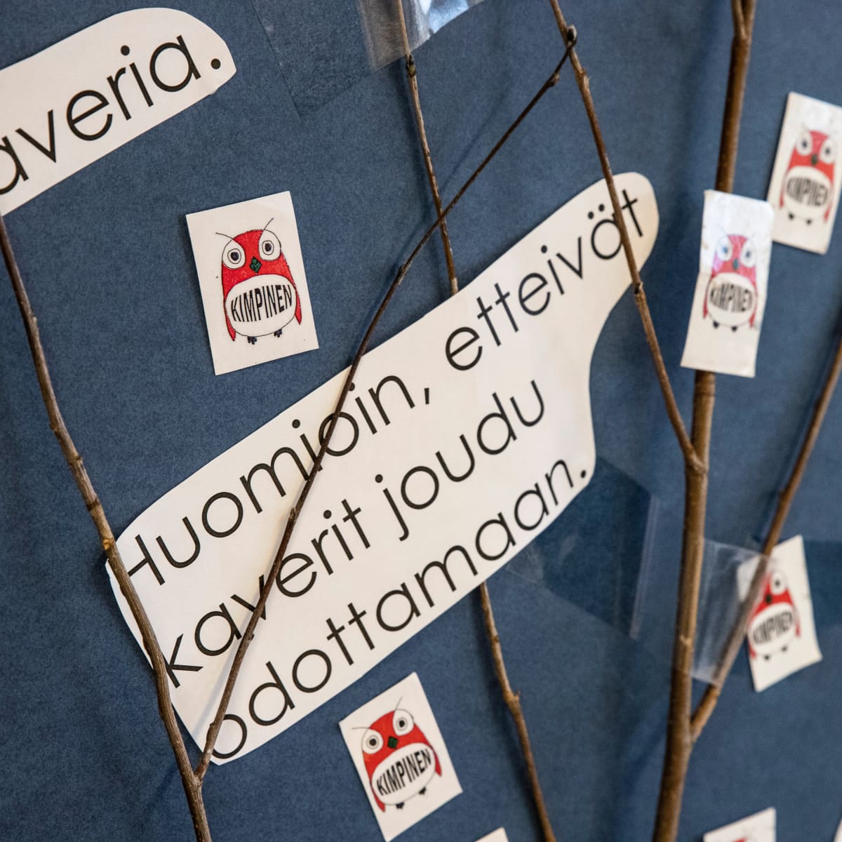 Kimpisen koulun oppilaiden pöllötaulu.