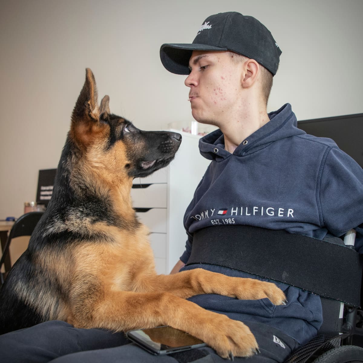 Teemu Meriläinen koiransa Maxin kanssa.