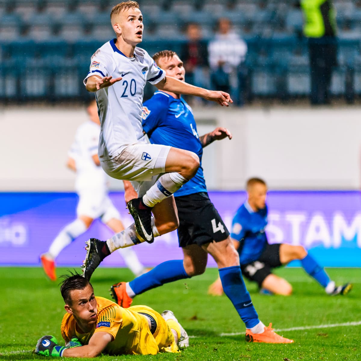 Jasse Tuominen (vas.) sekä Viron Joonas Tamm ja Mihkel Aksalu Kansojen liigan ottelussa.