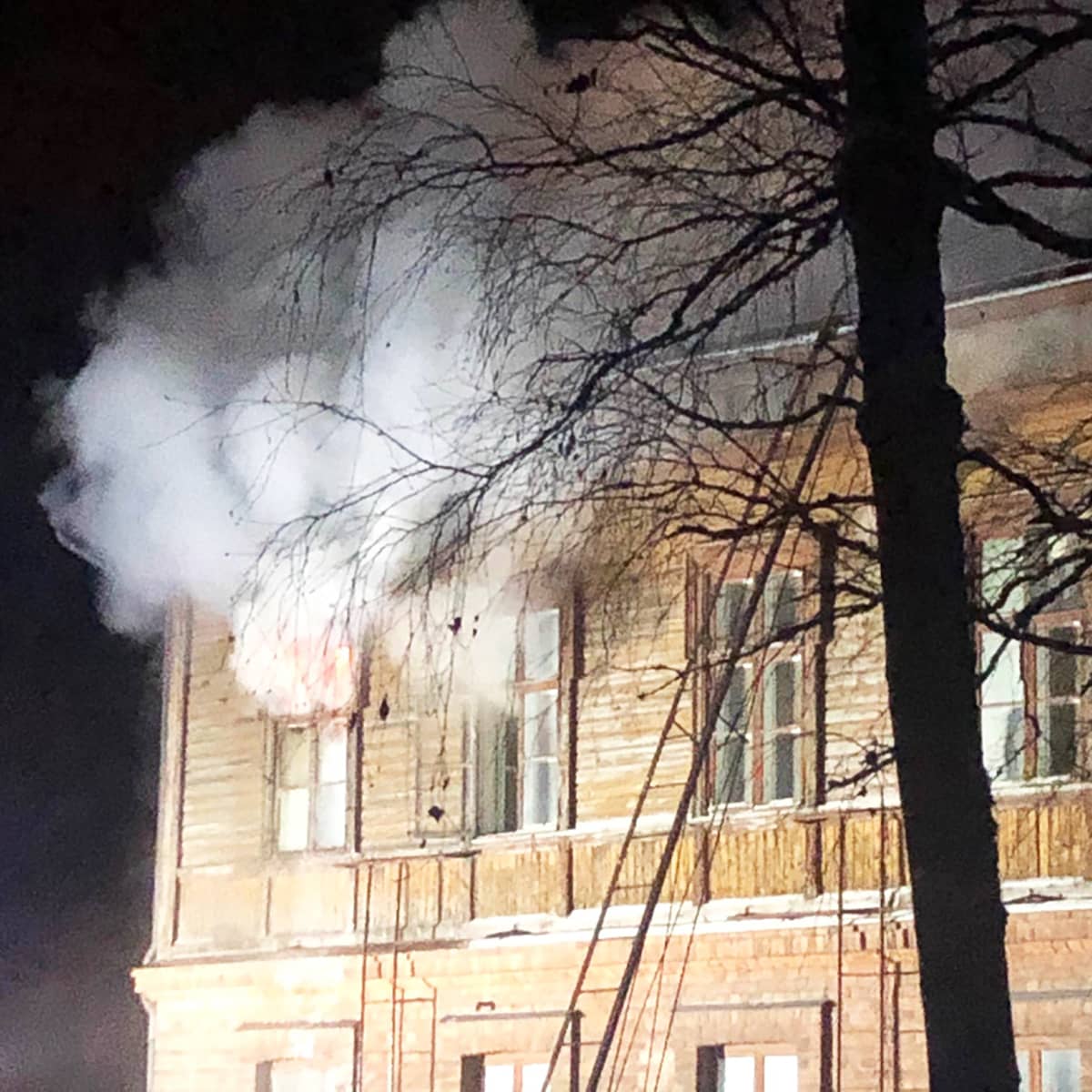Steiner-päiväkodin ikkunasta tulee savua.