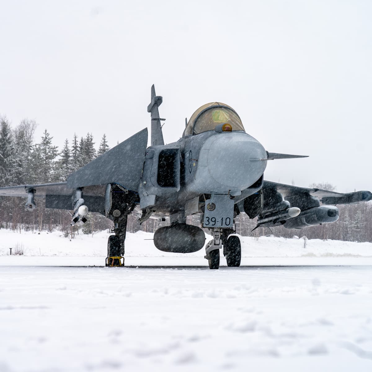 Saab Gripen E Pirkkalan kentällä.