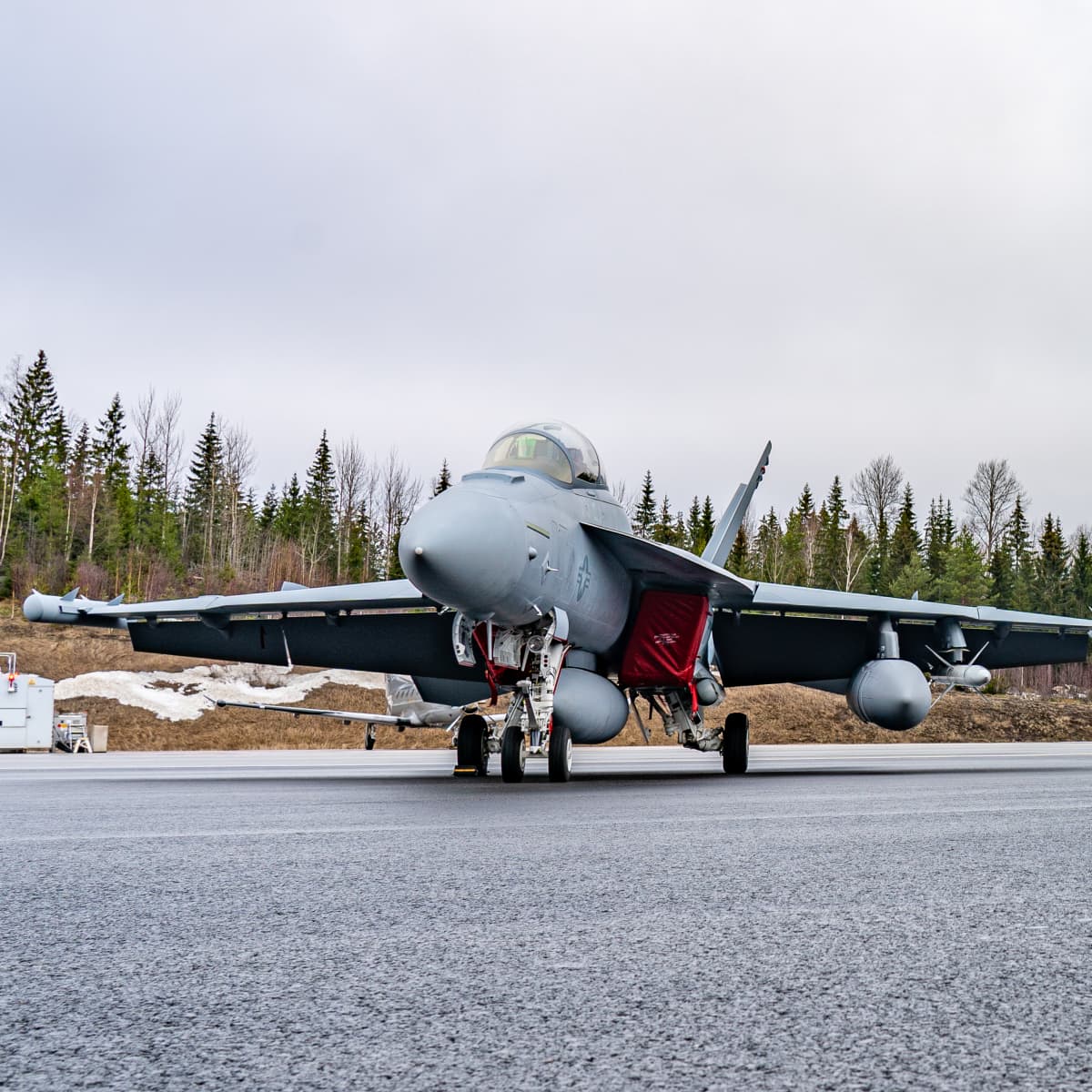 Boeing F/A-18E/F Super Hornet Pirkkalan kentällä.