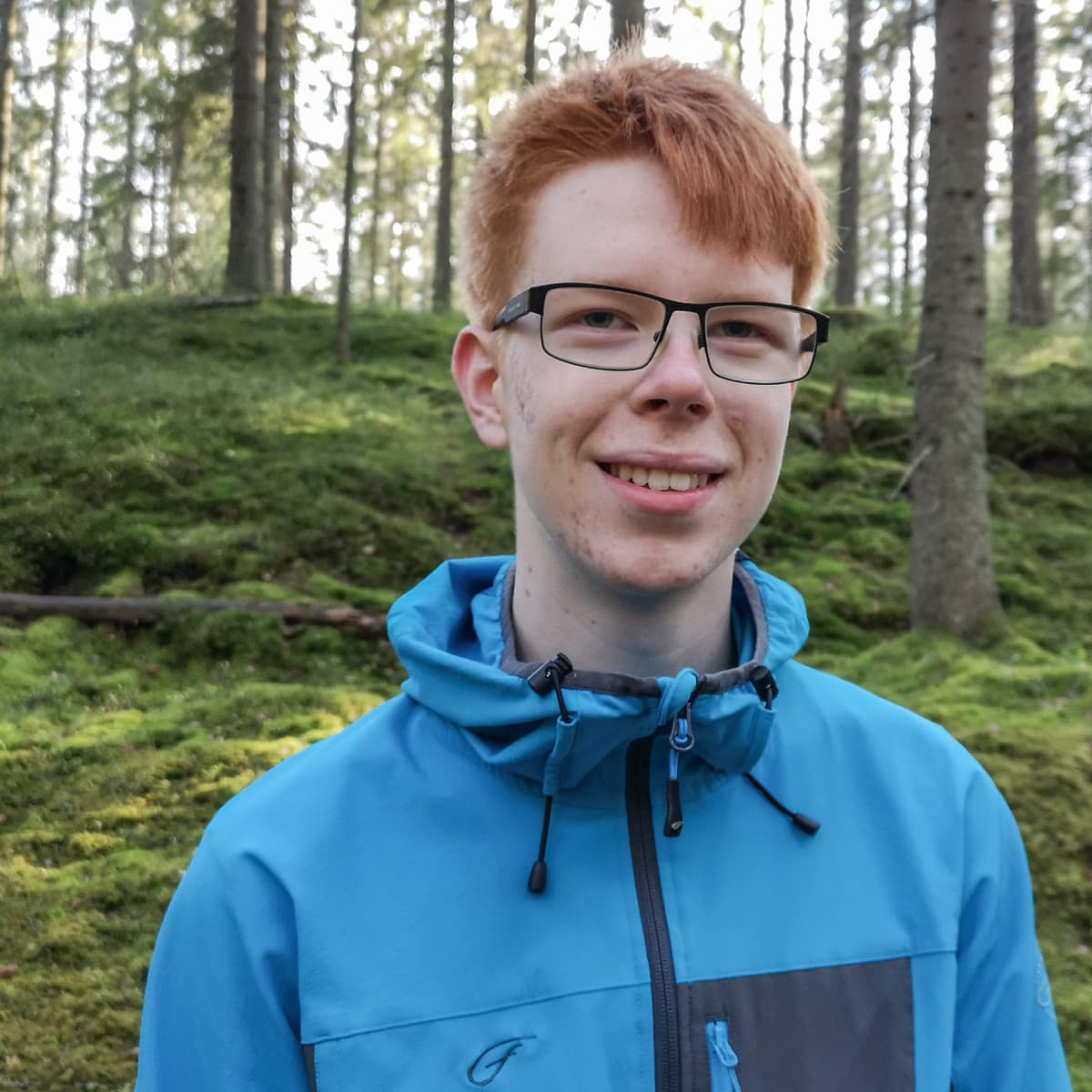 Eelis Ojala kotinsa lähellä metsässä.