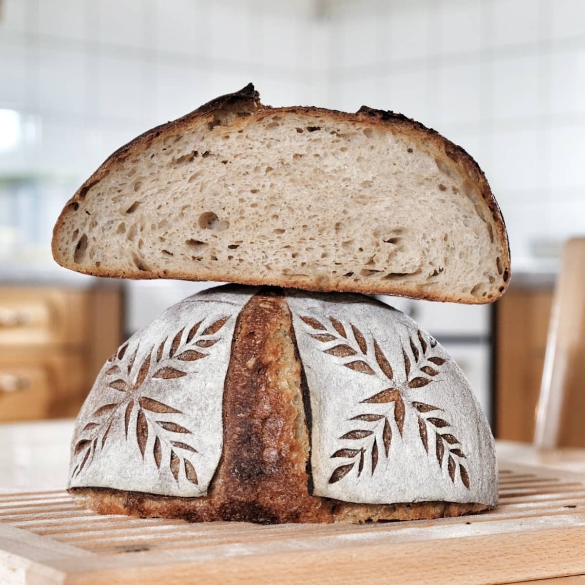 Hankolaisen Mia Nybergin leipoma ja koristelema hapanjuurileipä.