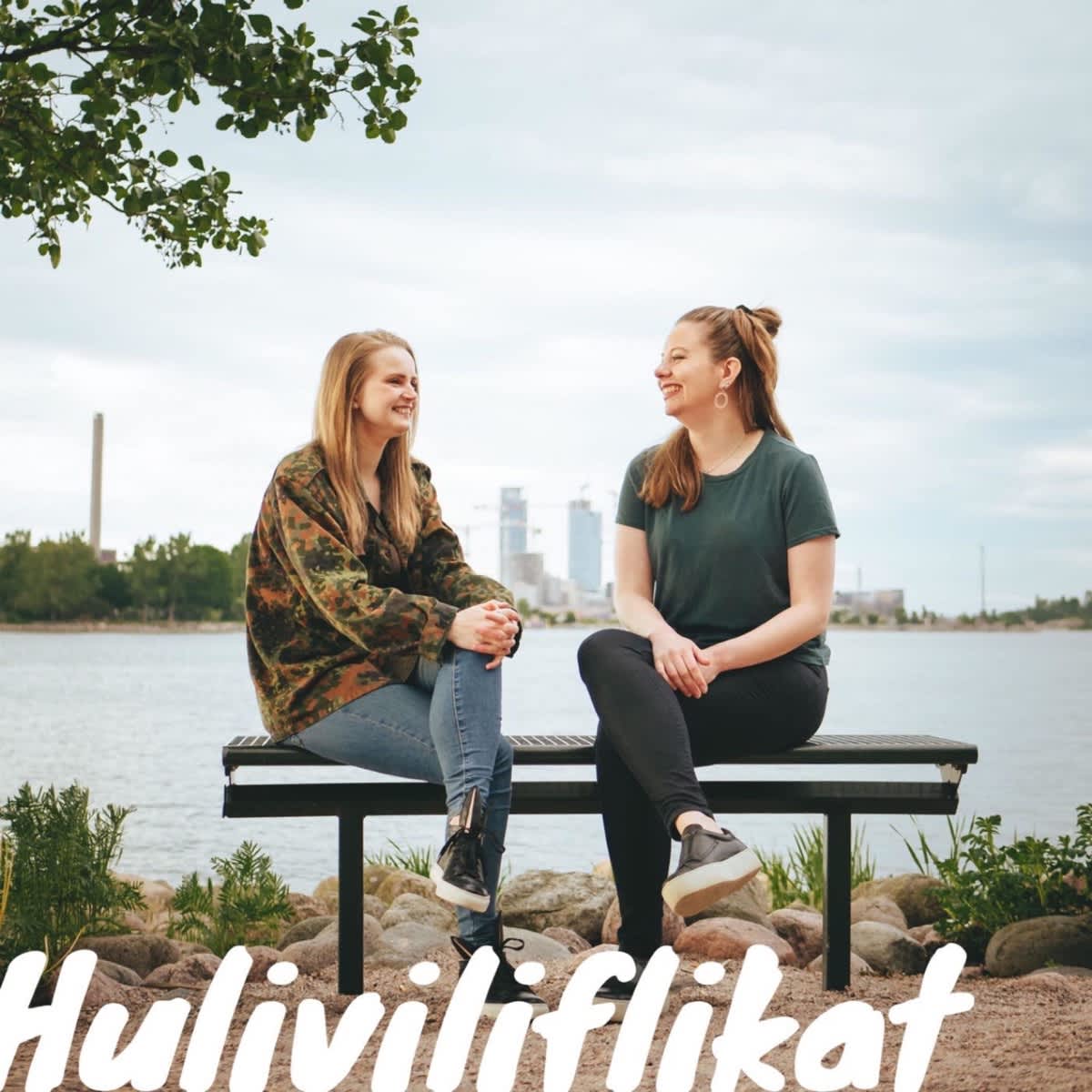 Huliviliflikat-podcastin kuvassa kaksi flikkaa rannalla.