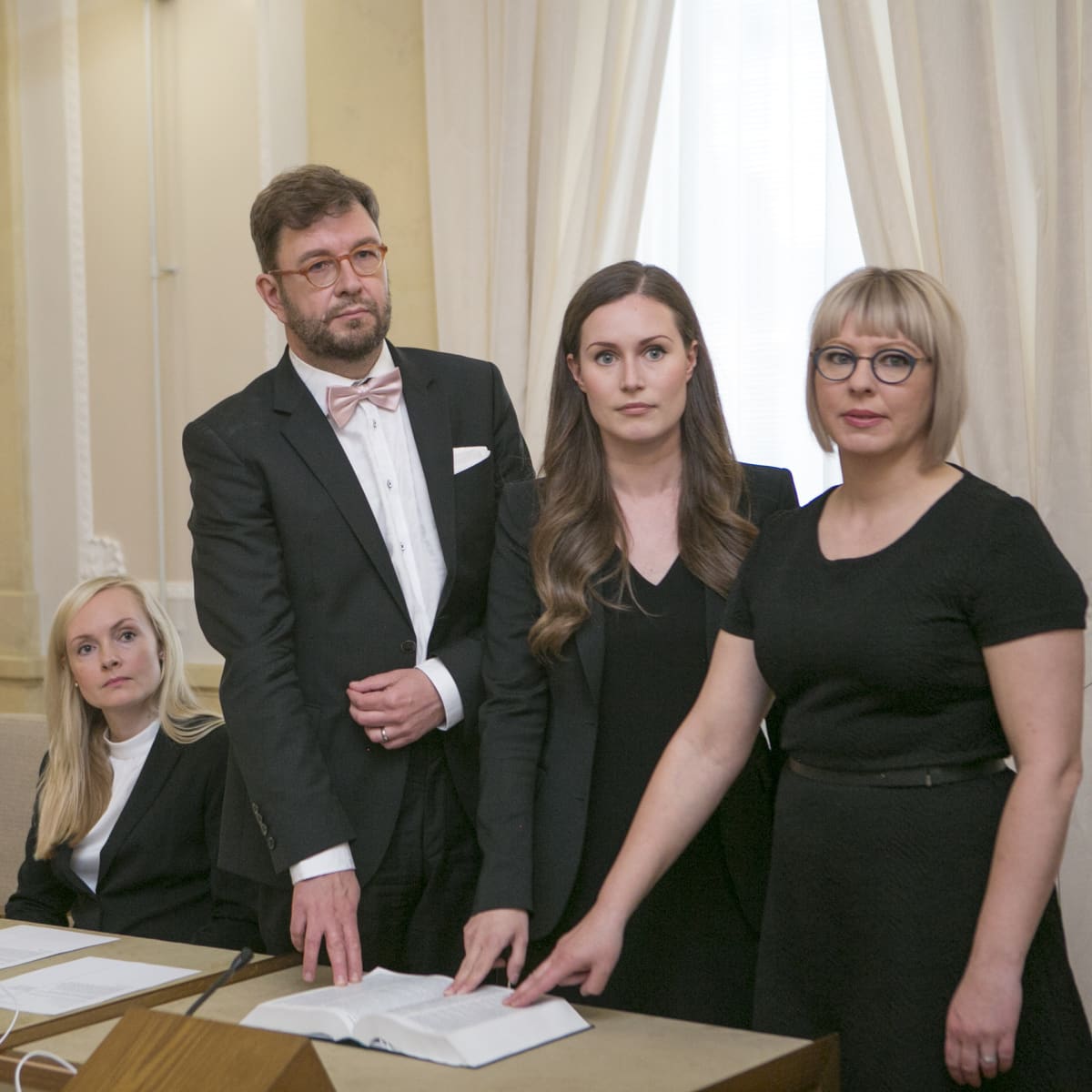 Uuden hallituksen ministerien valojen vannominen. Timo Harakka, Sanna Marin ja vasemmistoliiton Aino-Kaisa Pekonen antoivat virka- ja tuomarinvakuutuksenkuutuksen. Ohisalo vannoi valan.