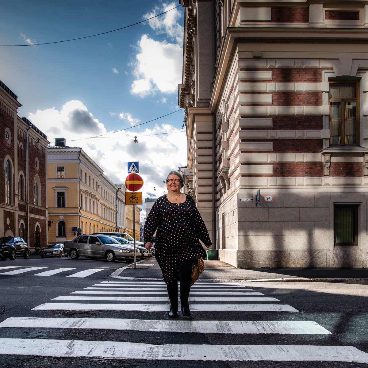 Irja Askola ylittää suojatietä.