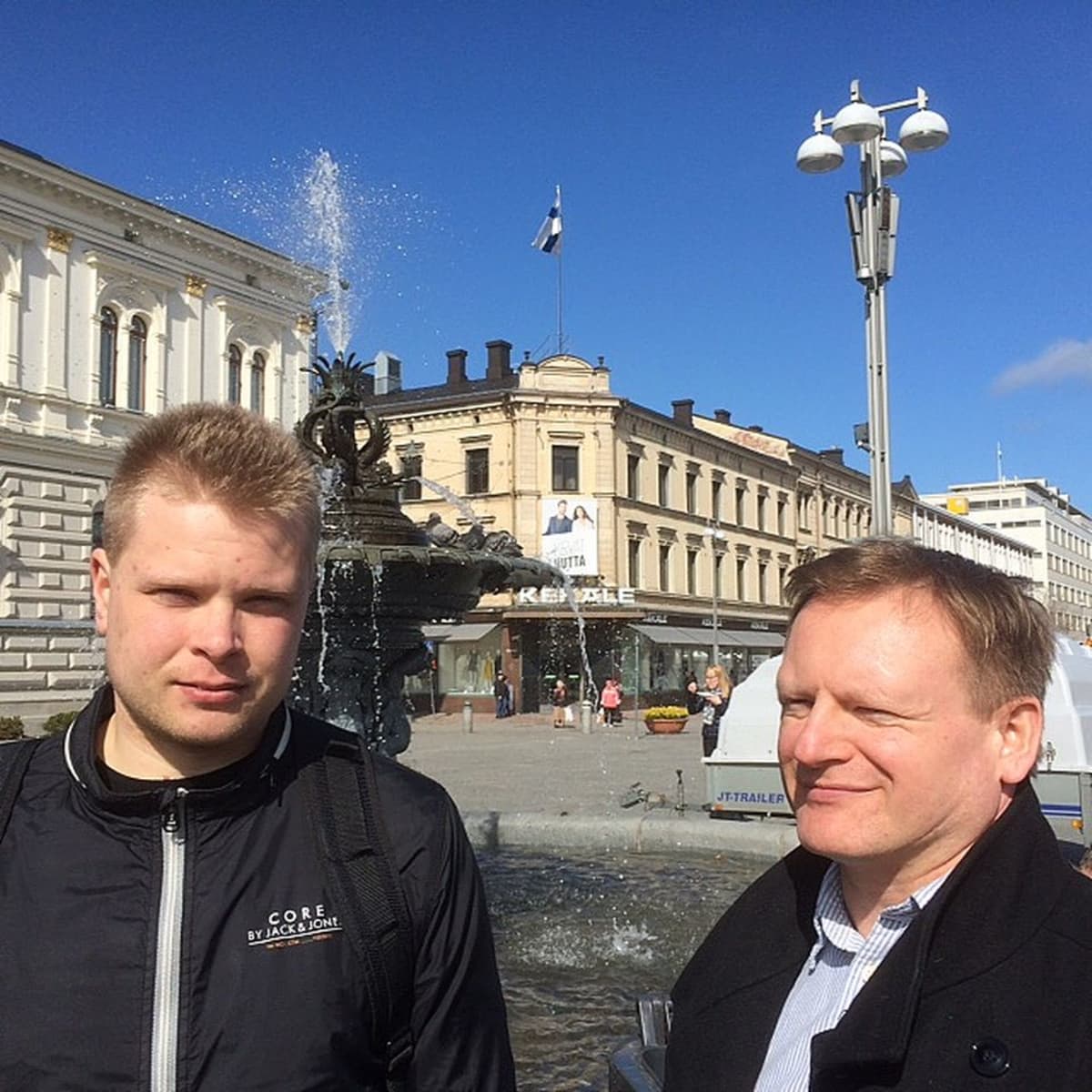 Jaakko Tienari ja Jukka Laine Keskustorin suihkulähteen edustalla