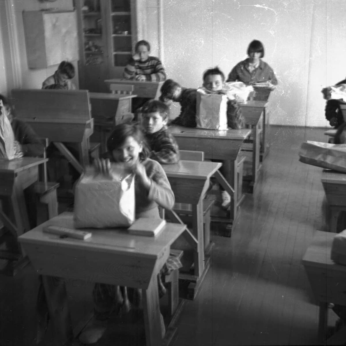 Koululaisia luokkahuonessa Menesjärvellä 1960-luvulla.