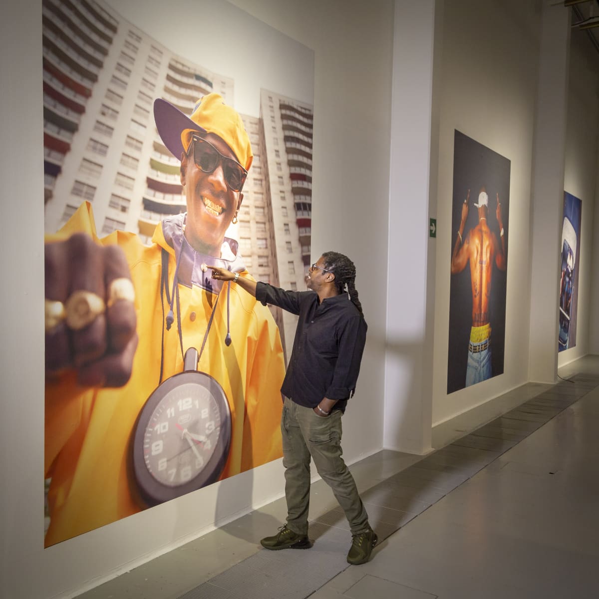 Chi Modu teostensa kanssa Artsi taidemuseossa.
