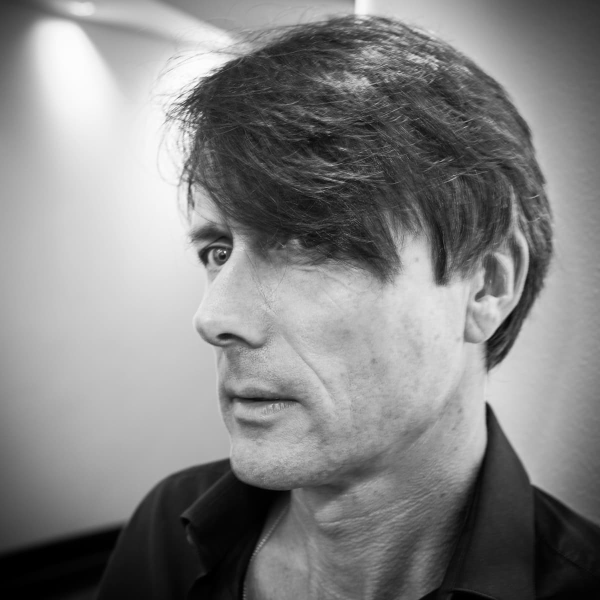 Brett Anderson lähikuvassa mv.