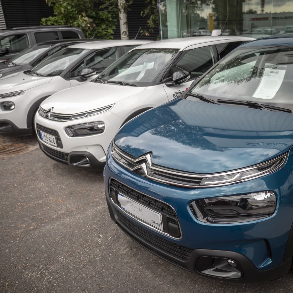 kevytautoja autokaupan pihassa vantaalla