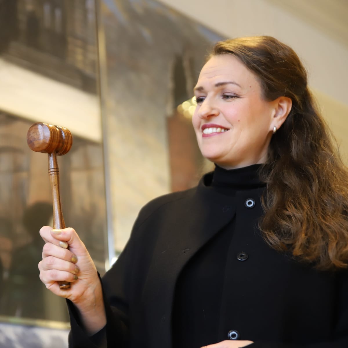 Anna-Kaisa Ikonen puheenjohtajan nuijaa kädessä.