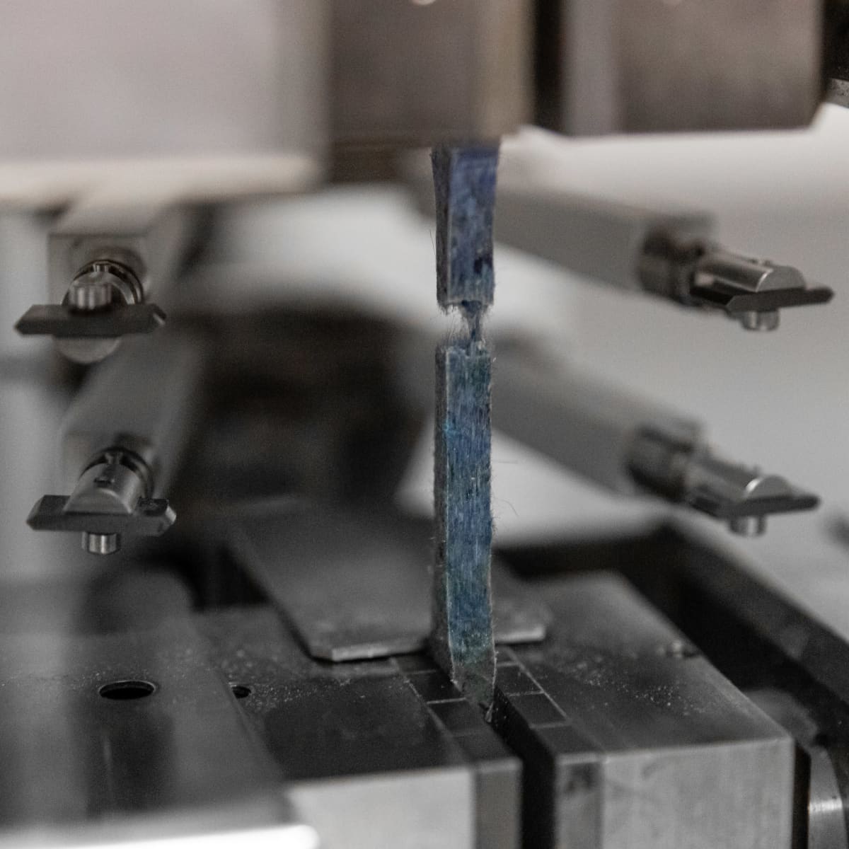 Kuitulujitettua komposiittia vetolujuutta testaavassa laitteessa LUT:n laboratoriossa.