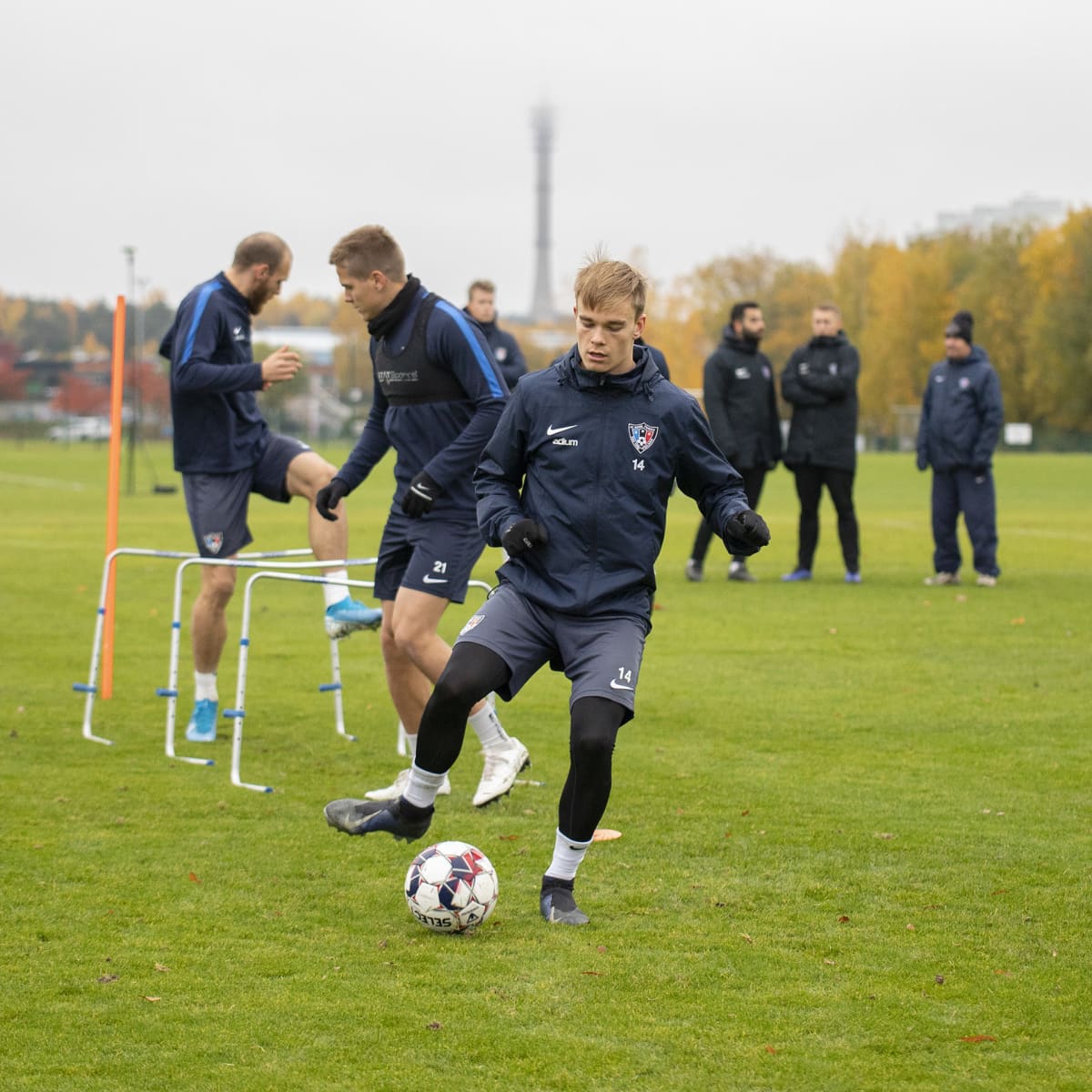 Elias Mastokangas harjoittelee.